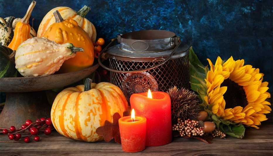 Recipientes de metal Recipiente de metal rodeado de calabazas, velas y flores