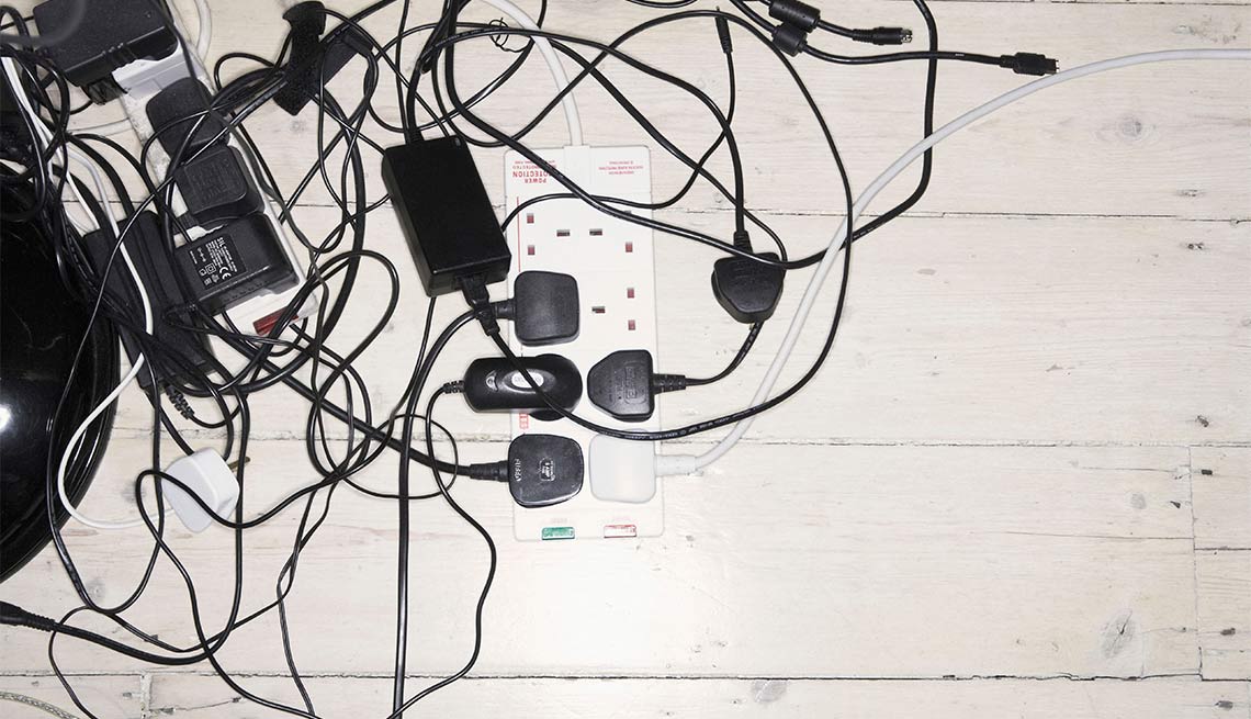 Varios cables enredados y algunos conectados a una regleta