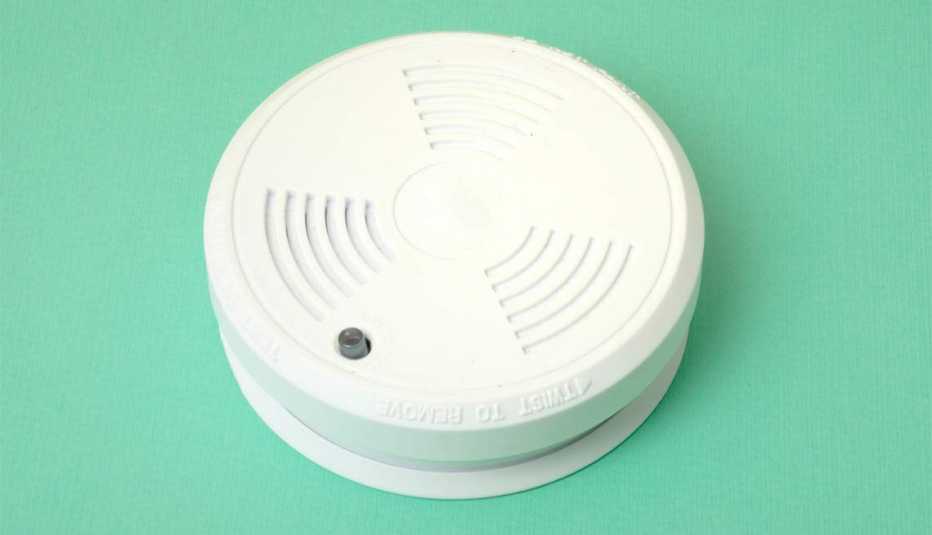Un detector de humo sobre una superficie verde