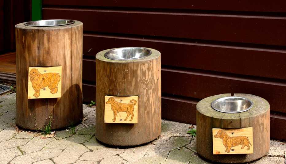Tres recipientes para comida para mascotas