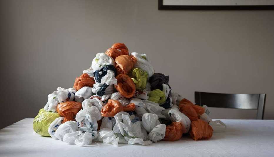 Bolsas de plástico apiladas sobre una mesa