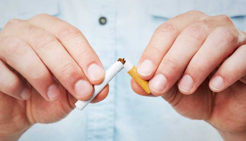 Hombre parte un cigarrillo en dos 