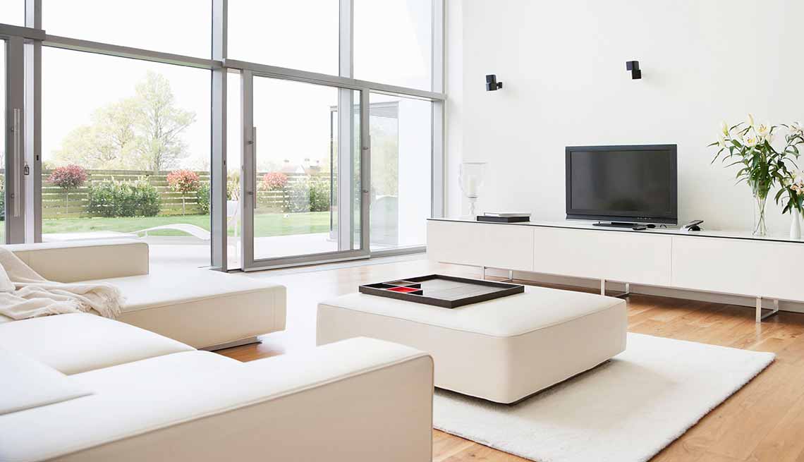 Sala con muebles beige y paredes blancas