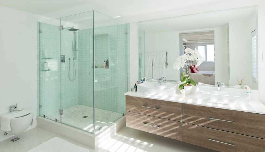 Cuarto de baño con luz natural
