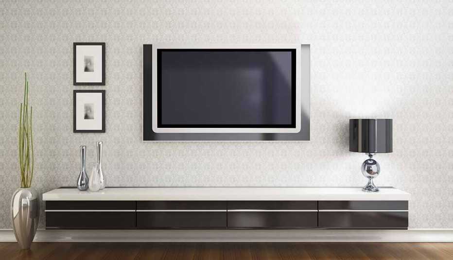 Televisor colgado en una pared forrada con papel decorativo