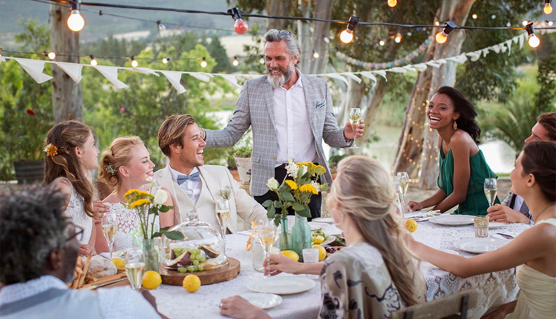 Grupo de personas en una mesa celebrando una boda