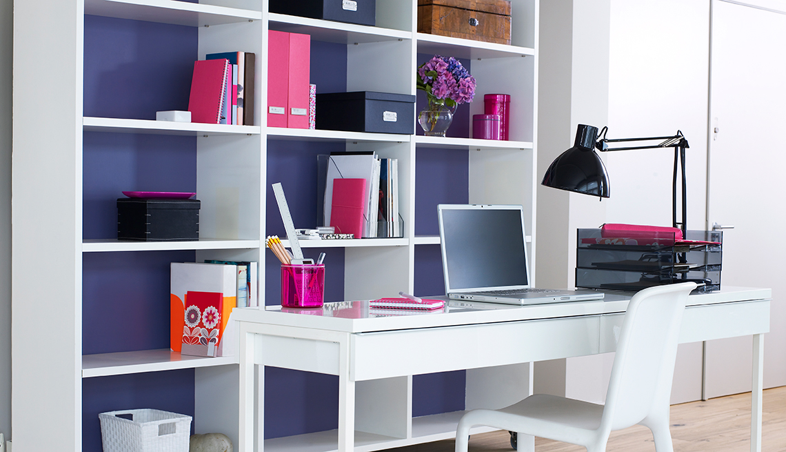 Escritorio con silla y estante para libros en color blanco