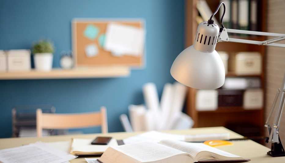 Lámpara de tu escritorio Detalle de lámpara de tu escritorio en una oficina