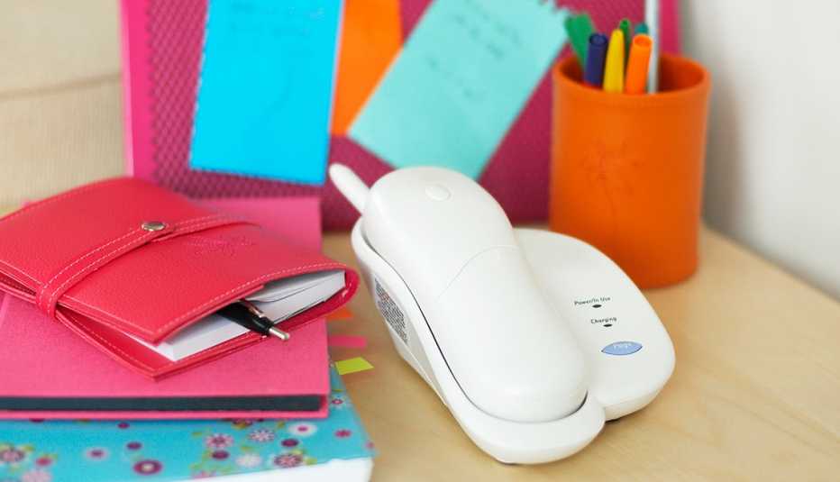 Accesorios de oficina coloridos sobre un escritorio