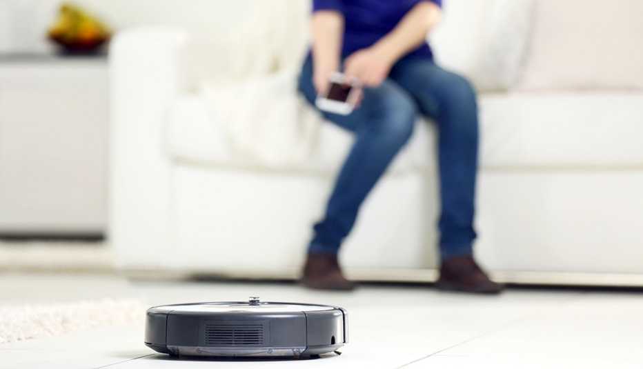 Aspiradora robot limpiando una habitación