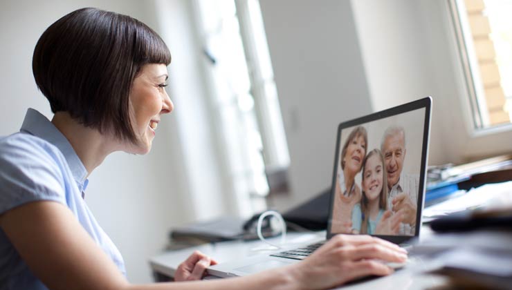 Miembros de la familia que hablan entre sí a través de la computadora, 5 actividades para mantener a su familia cerca