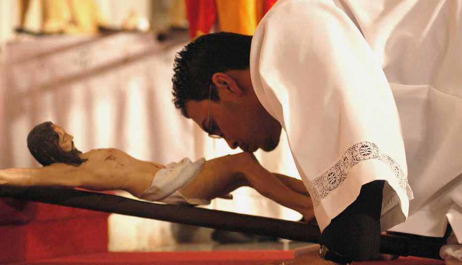 Priest Kisses Crucifix, Semana Santa, una tradición de fe