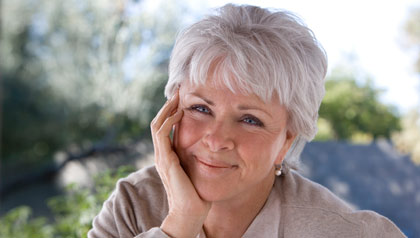 Byron Katie luce sonriente.