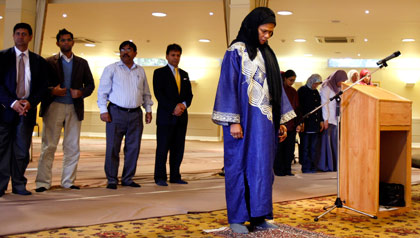 Amina Wadud lidera una oración en Oxford, Inglaterra.