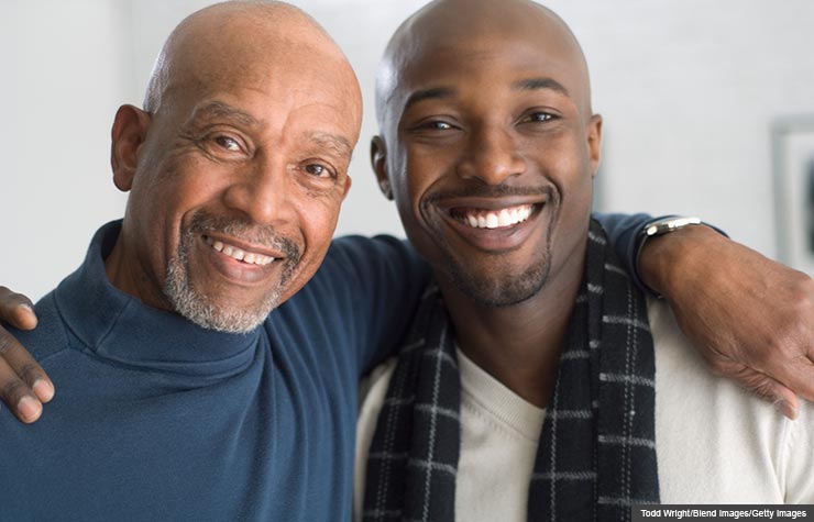 Padre e hijo abrazados - Sea amigo con su hijo adulto