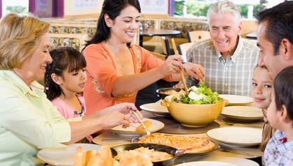 Familia comiendo junta - Cómo fomentar hábitos saludables en los niños y en la familia Familia comiendo junta - Cómo fomentar hábitos saludables en los niños y en la familia