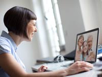 Miembros de la familia que hablan entre sí a través de la computadora, 5 actividades para mantener a su familia cerca