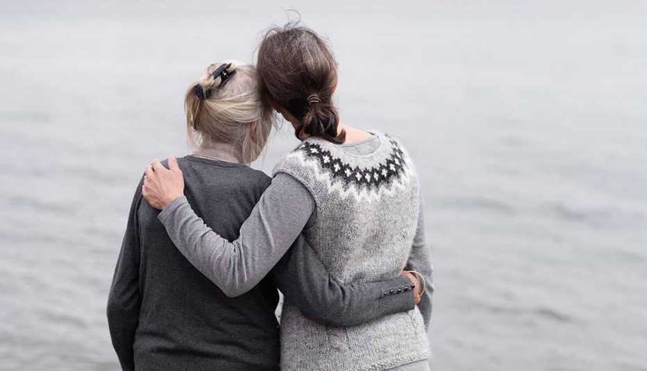 5 remordimientos comunes antes de morir - Madre e hija miran hacia el horizonte 5 remordimientos comunes antes de morir - Madre e hija miran hacia el horizonte