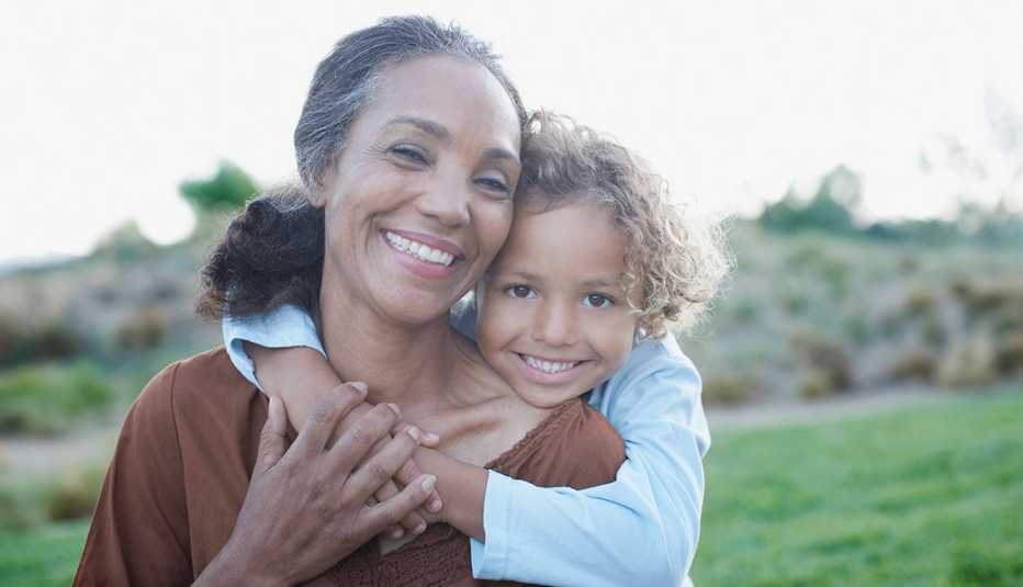 Madre mayor de edad e hija pequeña