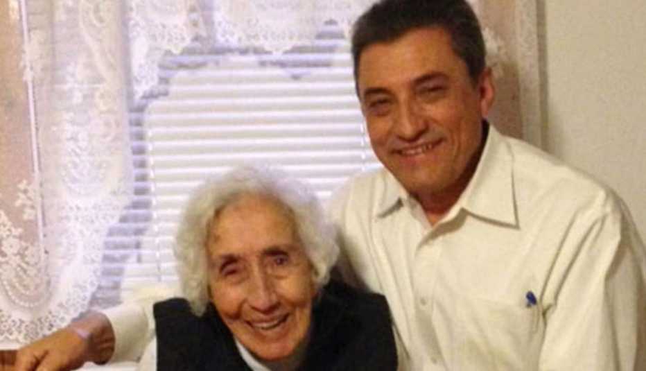 Las recompensas de cuidar a una madre - Valentin Varela y su madre Ruby Las recompensas de cuidar a una madre - Valentin Varela y su madre Ruby