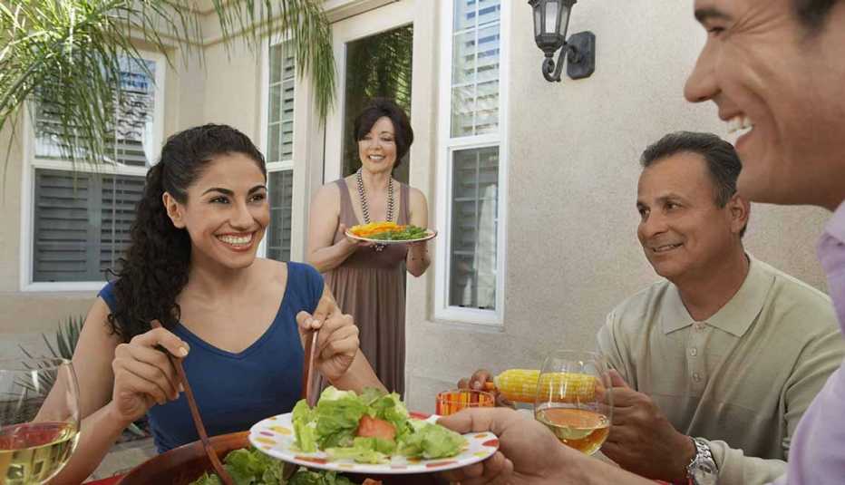Cómo comportarte con las parejas de tus hijos jóvenes - Familia cenando Cómo comportarte con las parejas de tus hijos jóvenes - Familia cenando