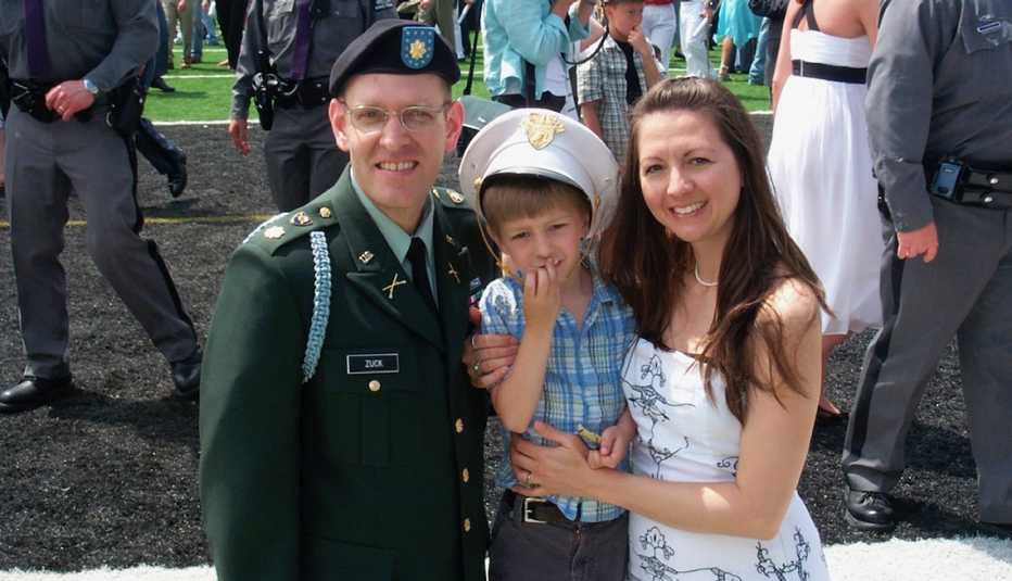 Jesse y Stephanie Zuck con uno de sus hijos
