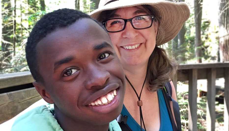 Beth Daniels posa junto a su hijo Lucas. Beth Daniels posa junto a su hijo Lucas.