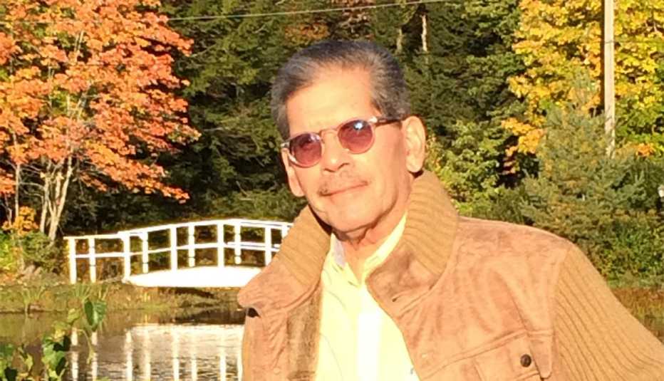Iván Figueroa-Otero posa con lentes oscuros en un entorno lleno de árboles Iván Figueroa-Otero posa con lentes oscuros en un entorno lleno de árboles