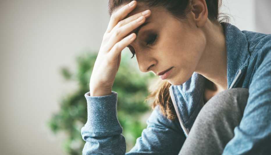 Mujer deprimida en su casa
