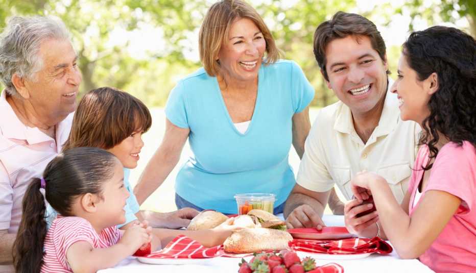 Familia comiendo en la mesa del jardín