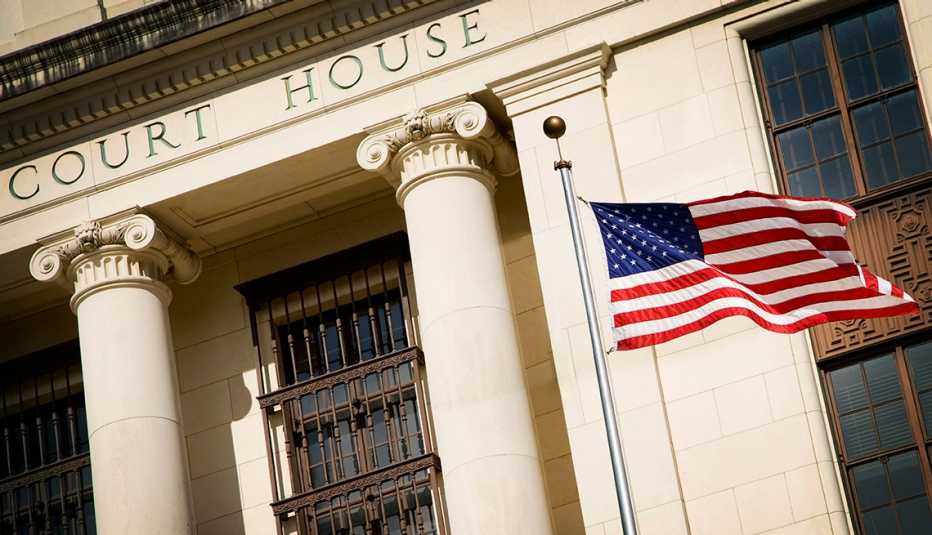 Bandera de Estados Unidos ondea en las afueras de un juzgado