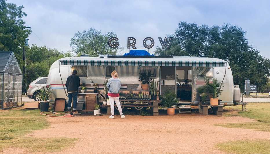 Vista de un tráiler convertido en tienda de plantas de cultivo
