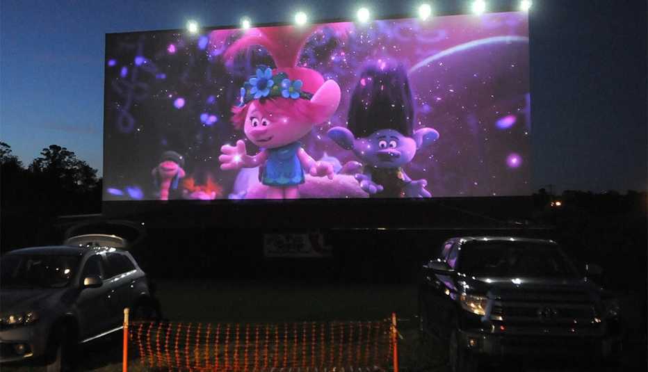 Autos parqueados frente a una pantalla de cine Autos parqueados frente a una pantalla de cine