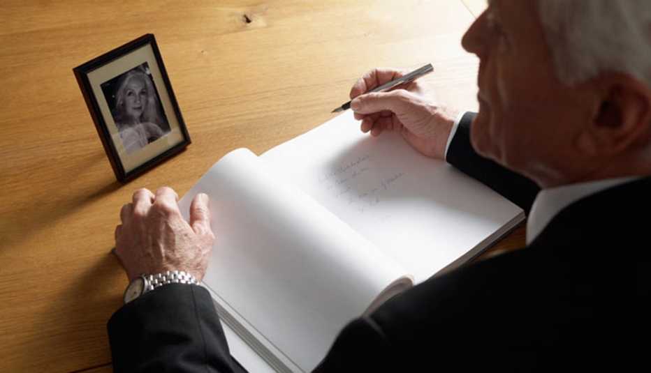 Hombre en su escritorio - Cómo escribir un homenaje póstumo