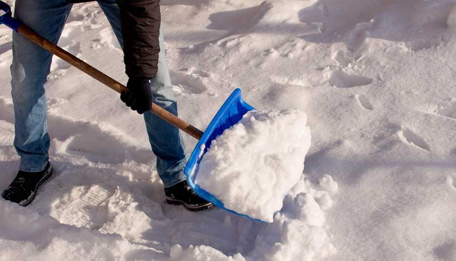 Un hombre paleando nieve