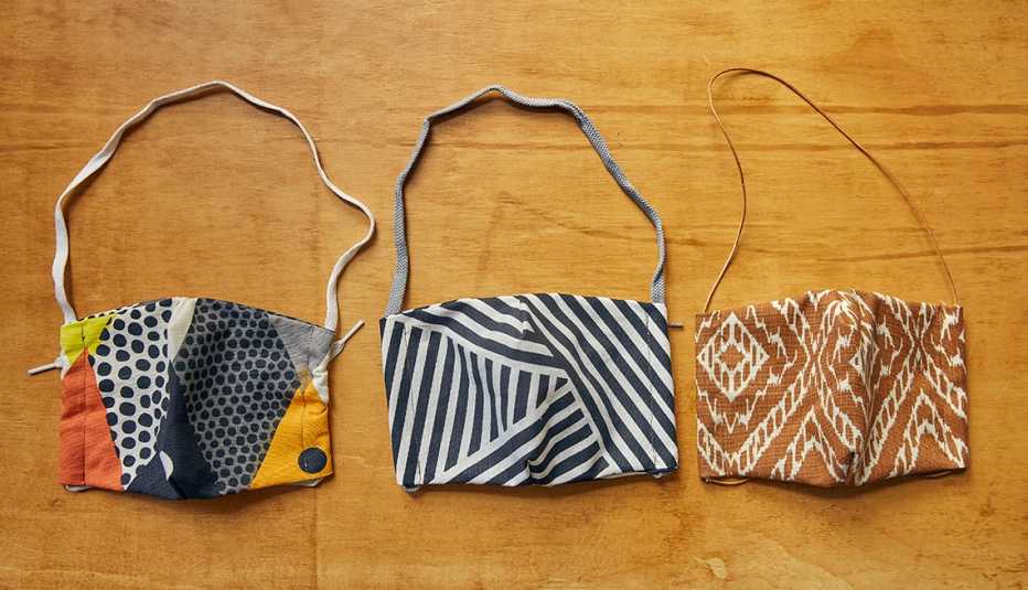 Tres mascarillas con diferentes diseños