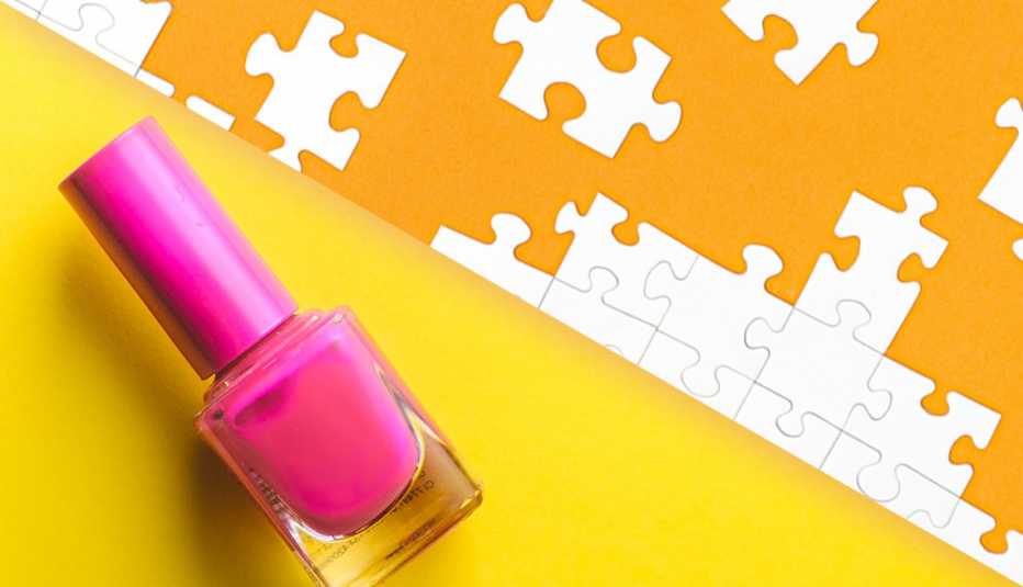 Imagen de un esmalte de uñas junto a piezas de rompecabezas