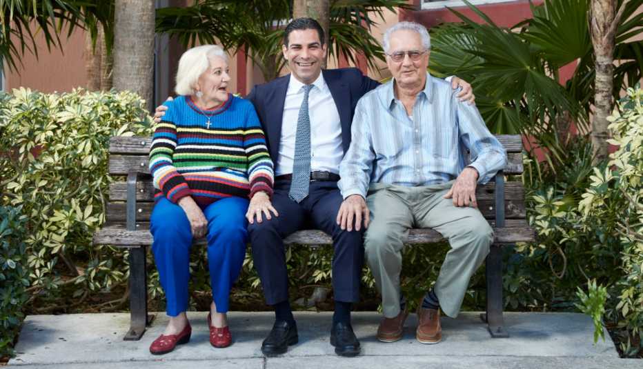 El alcalde Francis Suárez con los residentes del complejo de apartamentos Las Brisas en Miami