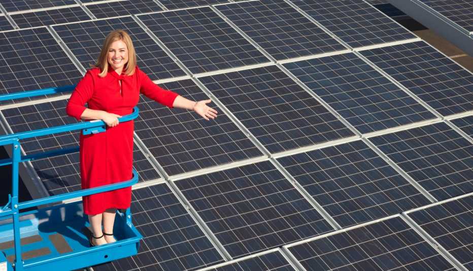 La alcaldesa de Phoenix, Kate Gallego, muestra un techo equipado con paneles solares