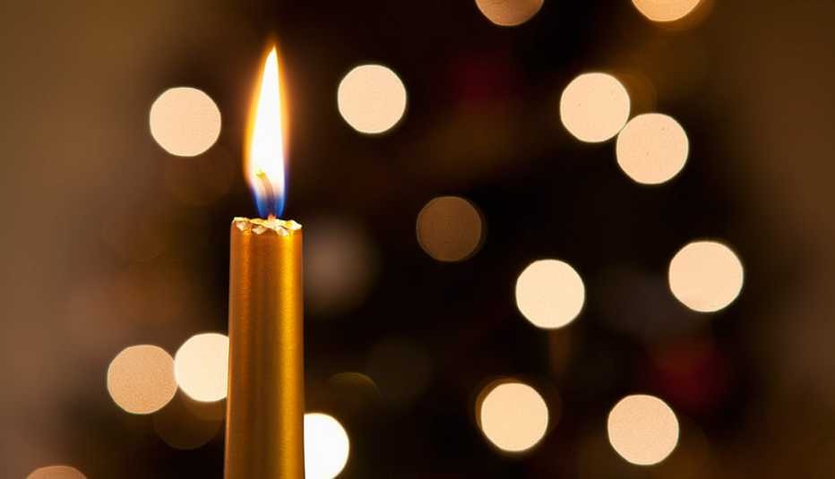 Vela con luces navideñas