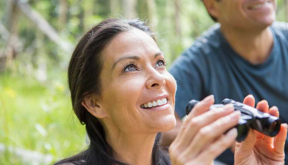 Pareja observando pájaros