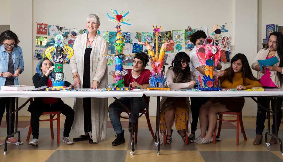 De izq. a der.: Roxana Rivera, Dolores Mendoza, Karen Blessen, Richard Rodriguez, Leticia Pompa, Iris Gamez, Esmerelda Garibay, Karina Muniz 