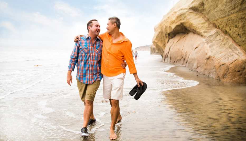 Pareja de hombres camina por la playa