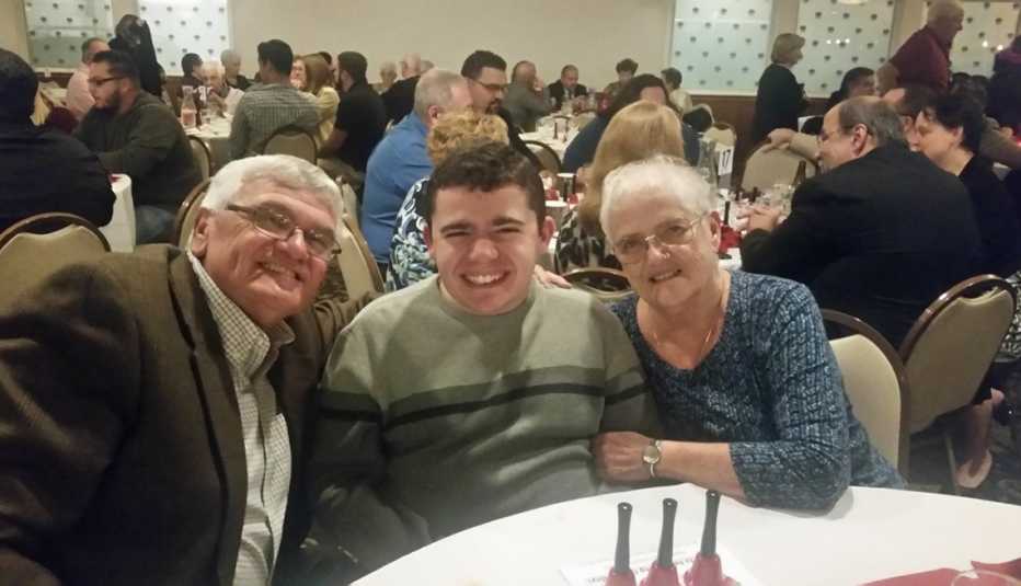 Paul Fredette y Claudette Weaver junto a su nieto Tyler