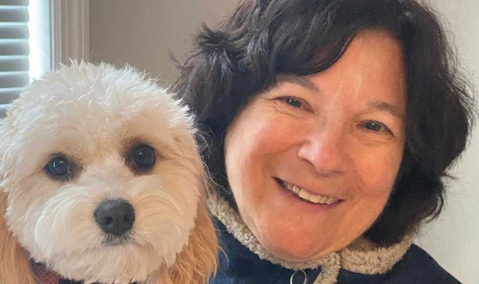 Sara Ventiera sostiene a su mascota