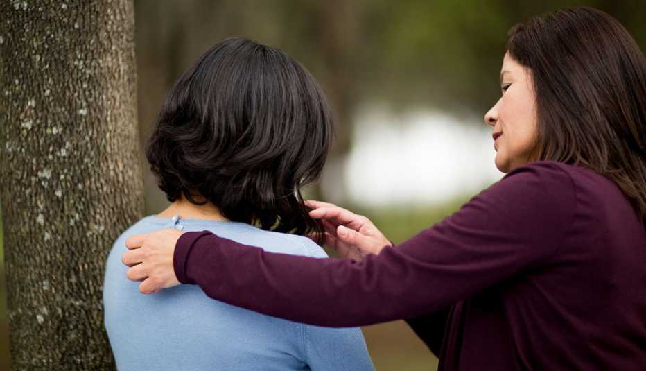 Primer plano de una madre madura consolando a su hija