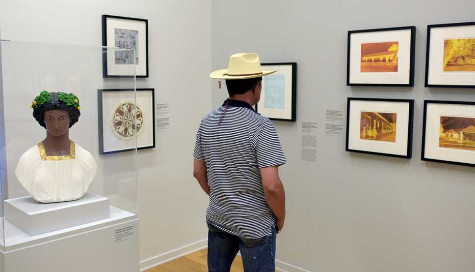 Un hombre que asiste a la exhibición de Linda Vallejo Un hombre que asiste a la exhibición de Linda Vallejo