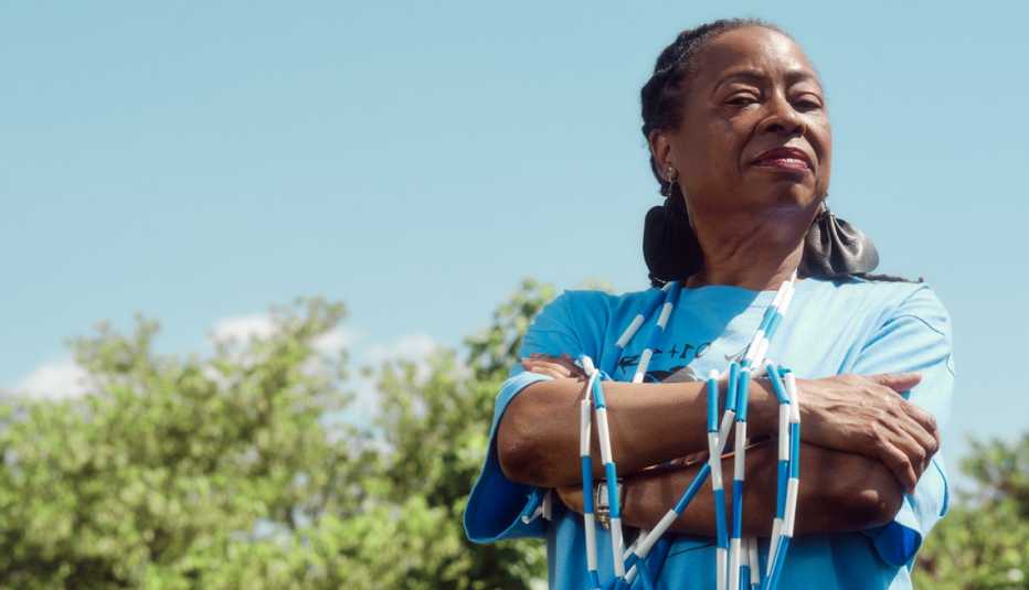 Foto de Joy Jones sosteniendo una cuerda para saltar