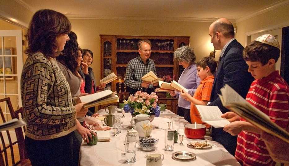 Familia reunida en el comedor durante la celebración de la Pascua Familia reunida en el comedor durante la celebración de la Pascua