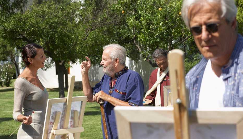 Adultos tomando clases de arte al aire libre